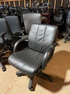 Chaises ou fauteuils de conférence usagés vrai cuir de Rouillard