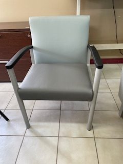 Fauteuil visiteur en similicuir de Lacasse