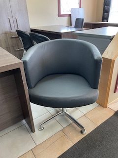 Fauteuil visiteur usagé cuir gris