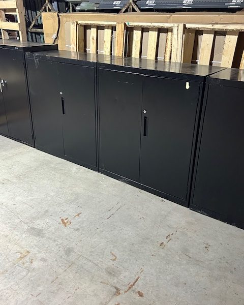 Armoire de métal usagée