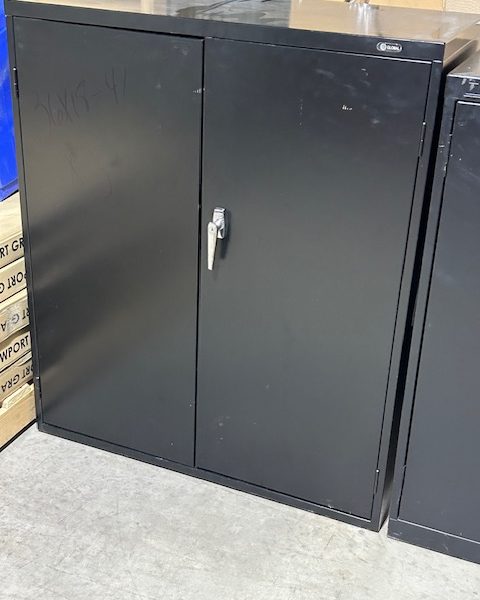 Armoire de métal usagée