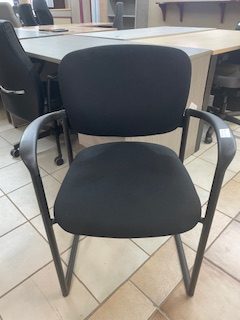 Chaises noires usagées visiteurs ou cafétéria