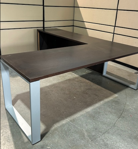 Bureau usagé en L brun chocolat