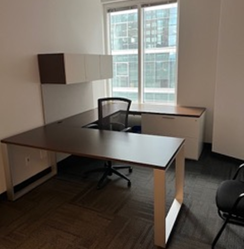 Bureau usagé en U brun et blanc