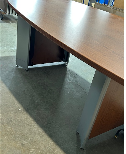 Table de conférence usagée pour 8 personnes