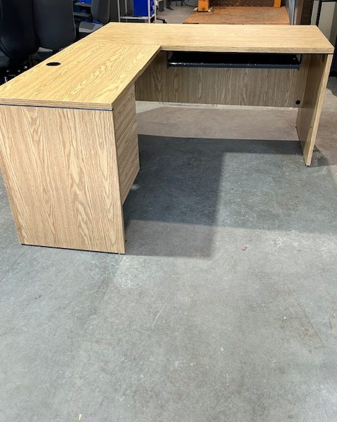 Bureau usagé en L couleur chêne
