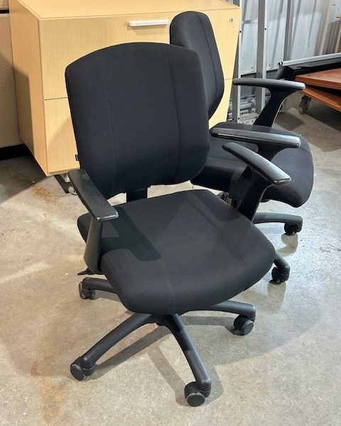 Lot de 8 chaises de conférence noires usagées Rouillard
