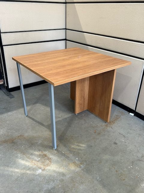 Table 36 x 36 usagée mélamine couleur caramel