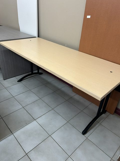 Table usagée ajustable manuellement 30x71