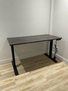 Bureau ajustable en hauteur