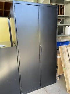 Armoire de métal usagée